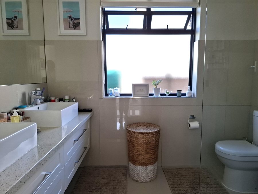 To Let 4 Bedroom Property for Rent in Bloubergstrand Western Cape